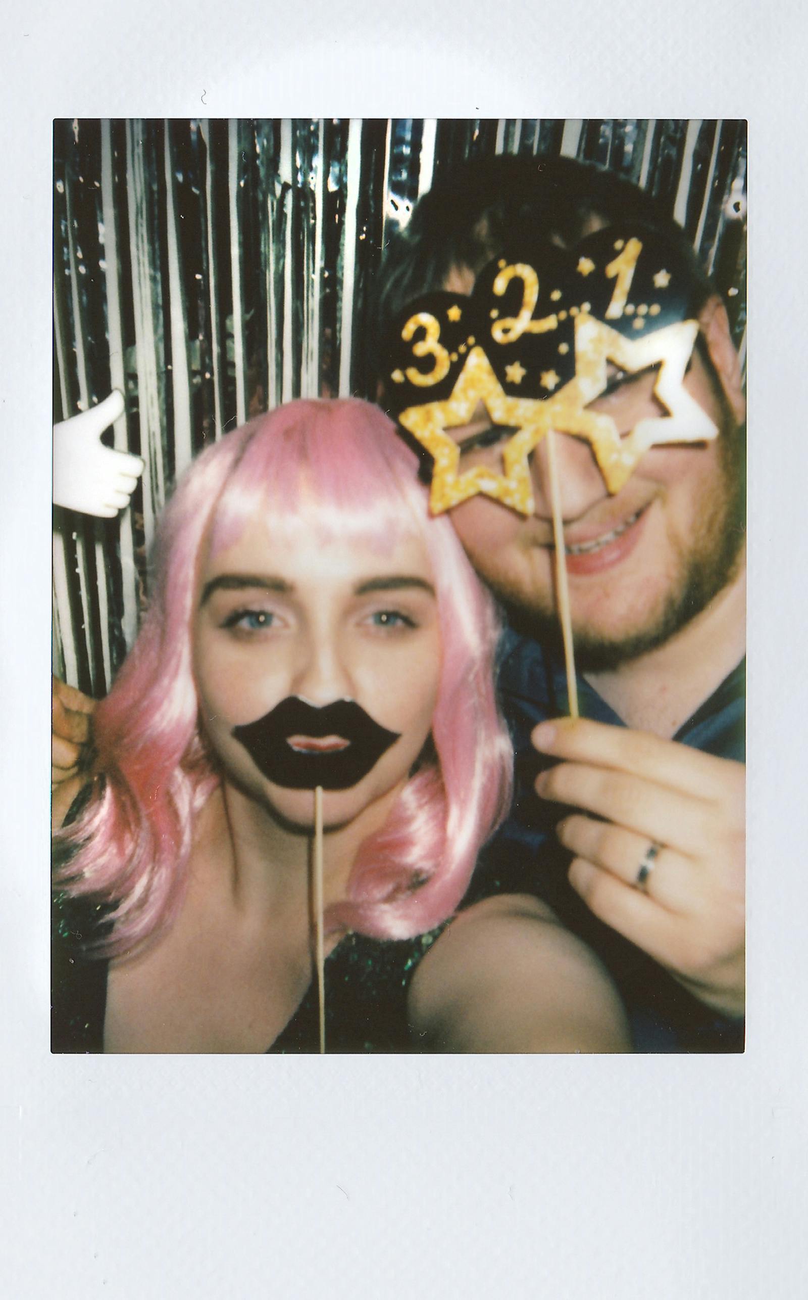 Vrolijke groep mensen in Pixora photobooth